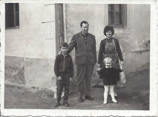 <p>Vlado, Milan, Brigita in Katarina Kreslin leta 1962 pred družinsko hišo, ki je bila del gostilne Sapač, nekoč Gostilne Central. V njej so že po 1.svetovni vojni igrali bratje Kociper.<br>Foto: Novak</p>