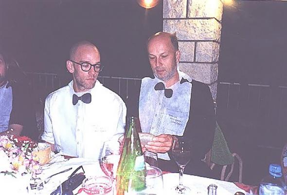 <p>Michael Stipe in Vlado Kreslin na predvečer koncerta v Kopru, 1999.<br>Foto: arhiv V. K.</p>
