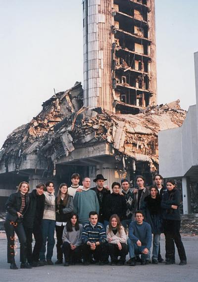 <p>Vlado z mladimi begunskimi glasbeniki, ansamblon Vali, v povojnon Sarajevi, september 1997</p>