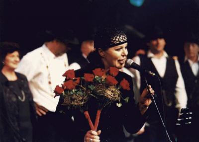 <p>Miša Molk with birthday wishes for Vlado, 1998<br>Koncert Muzika, December 1998, Cankarjev dom<br>photo: Egon Kaše</p>