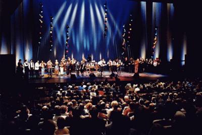 <p>Skupinska fotografija nastopajočih, 1998<br>Koncert Muzika,  Cankarjev dom, 1. december 1998</p>