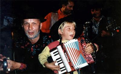 <p>Na snemanju spota "Dve kitari" z beltinškimi Cigani, Vlado z malim 5-letnim ciganskim harmonikarjem, oktober 1999<br>foto: Sašo Đuričić</p>