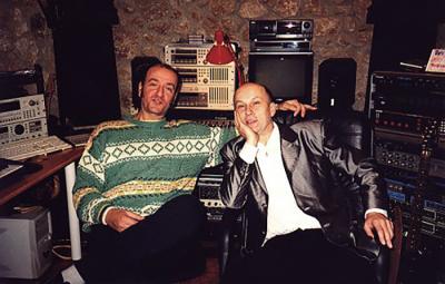 <p>Z Vlatkom Stefanovskim v njegovem domačem studiu, Skopje, december 1999</p>