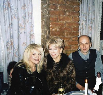 <p>Plavolasi legendi, pevka narodnjakov Hanka Paldum in Suzana Mančić, Sarajevo, december 1999</p>