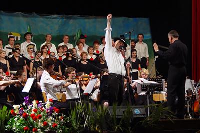 <p>Vlado and Komorni orkester Vrhnika, conductor Marko Fabiani, May 2003</p>