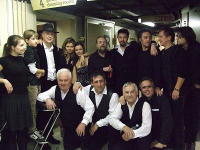 <p>Vlado s sinom Najem in nastopajočimi na koncertu, Cankarjev dom, 2008<br>foto: Miro Majcen</p>