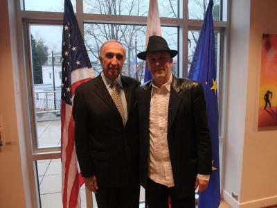 <p>Na slovenski ambasadi je Vlado predstavil zbirko Pojezije. Pozdravit ga je prišel prijatelj Žarko Sukić, nekdanji šef Titovega protokola. Washington DC, ZDA, 2010</p>